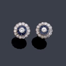 Lote 2054: Pendiente cortos 'ojo de perdiz' con diamantes talla brillante y 8/8 de aprox. 1,30 ct en total y zafiros calibrados.