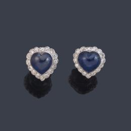 Lote 2058: Pendientes cortos con pareja de zafiros en forma de corazón talla cabujón de aprox. 6,00 ct y orla de brillantes de aprox. 0,50 ct en total.