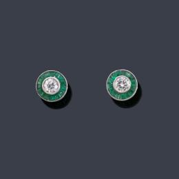 Lote 2064: Pendientes 'ojo de perdiz' con pareja de brillantes de aprox. 0,40 ct en total con orla de esmeraldas calibradas.<br>