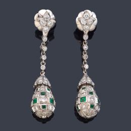 Lote 2067: Pendientes largos con brillantes de aprox. 1,35 ct en total y esmeraldas calibradas.