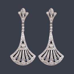 Lote 2069<br>Pendientes largos con diamantes talla antigua y brillante de aprox, 2,50 ct en total y zafiros calibrados.