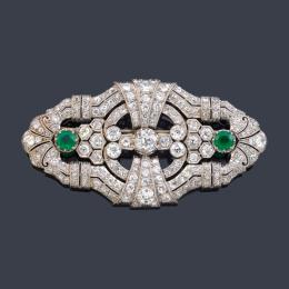 Lote 2070: Delicado broche - placa 'art decó' con diamantes talla antigua de aprox. 11,53 ct en total y dos esmeraldas de aprox. 1,10 ct cada una. Circa 1930.