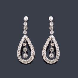 Lote 2073: Pendientes largos estilo 'art decó' con diamantes talla antigua y rosa de aprox. 1,44 ct en total.