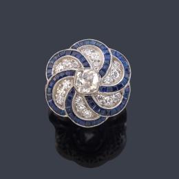 Lote 2074: Anillo con diseño en espiral con diamantes talla 'old cushion' y 8/8 de aprox. 1,50 ct y zafiros calibrados.