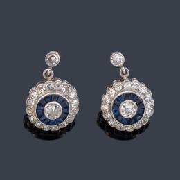 Lote 2077: Pendientes largos con diseño 'ojo de perdiz' con brillantes de aprox. 1,20 ct en total y zafiros calibrados.