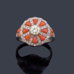 Lote 2081: Anillo con brillante central de aprox. 0,45 ct con orla de coral pulido y brillantes.