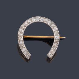 Lote 2084: Broche en forma de herradura con diamantes talla antigua de aprox. 1,68 ct en total. Ppios S. XX.