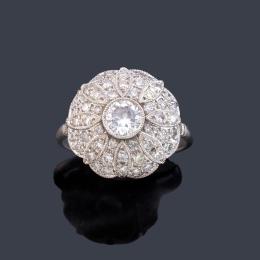 Lote 2086: Anillo rosetón con brillantes de aprox. 1,40 ct en total en montura de oro blanco de 18K.