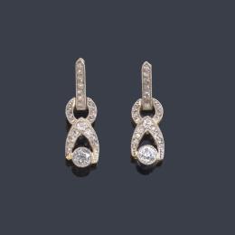 Lote 2089<br>Pendientes largos con motivo de 'infinito' y remate de diamante talla antigua en engaste 'milligrain'. Años '30.