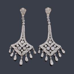 Lote 2091: Pendientes largos estilo 'art decó' con diamantes talla brillante y sencilla de aprox. 3,00 ct en total.