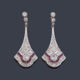 Lote 2093: Pendientes largos estilo 'art decó' con diamantes de aprox. 2,50 ct en total y rubíes calibrados.