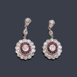 Lote 2099<br>Pendientes largos 'ojo de perdiz' con pareja de diamantes 'old cushion' con orla de rubíes calibrados y diamantes talla sencilla y marquís.