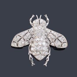 Lote 2103: Broche en forma de abejorro con cuajado de brillantes de aprox. 4,50 ct en total.