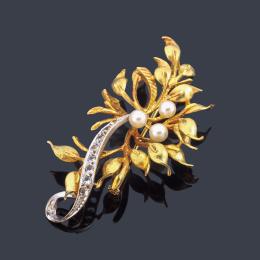 Lote 2118: Broche con motivo floral con tres perlitas y diamantes talla rosa, en montura de oro amarillo de 18K.