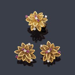 Lote 2121: Pendientes cortos y anillo con diseño floral calado salpicado con brillantes y rubíes.