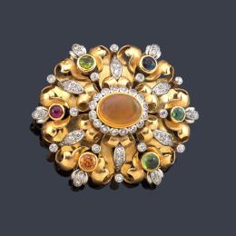 Lote 2124: Broche calado con centro de ópalo de fuego talla cabujón, con citrinos, rubíes, peridotos y brillantes.