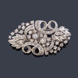 Lote 2137: Broche doble-clip con diamantes talla antigua y sencilla de aprox. 3,38 ct en total. Años '50.