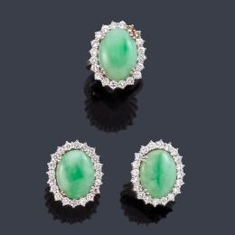 Lote 2138: Pendientes cortos y anillo con tres piezas de Jade talla cabujón con orla de brillantes de aprox. 3,20 ct en total.