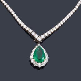 Lote 2139: Collar tipo rivière con banda de brillantes en disminución de tamaño de aprox. 8,65 ct en total y remate con esmeralda talla perilla de aprox. 4,59 ct y orla de brillantes.