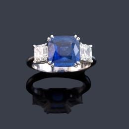 Lote 2145: Anillo con zafiro talla cushion de aprox. 4,04 ct con dos diamantes talla 'Asscher' de aprox. 1,40 ct en total.