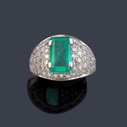 Lote 2148<br>Anillo bombé con esmeralda central de aprox. 3,50 ct sobre pavé de diamantes talla 8/8 de aprox. 0,90 ct en total.