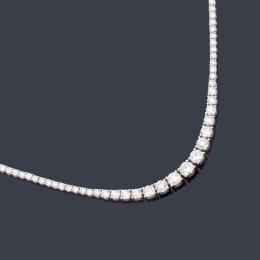 Lote 2162: Collar rivière con brillantes de aprox. 12,96 ct en disminución, en montura de oro blanco de 18K.