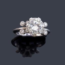 Lote 2166: Anillo con brillante central de aprox. 2,49 ct con orla de diamantes talla brillante y 8/8.