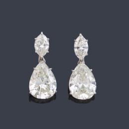 Lote 2169: Importantes pendientes largos con pareja de diamantes talla perilla de aprox. 3,45 ct y 3,58 ct respectivamente con dos diamantes talla marquís de aprox. 0,55 ct cada uno. Certificados IGE.