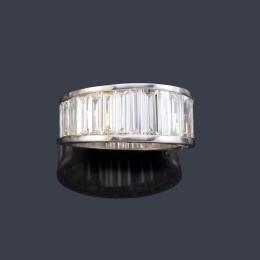 Lote 2173-A: Alianza con banda de diamantes talla baguette de aprox. 6,00 ct en total.