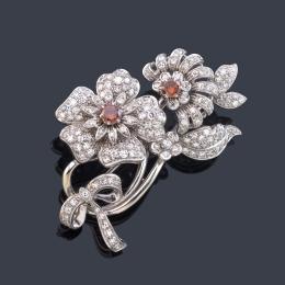 Lote 2174: Broche floral con diamantes talla sencilla de aprox. 2,20 ct en total y dos diamantes talla brillante fancy 'orange-brown' de aprox. 0,35 ct y 0,30 ct.