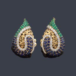 Lote 2180: LUIS GIL<br>Pendientes con diseño de ala con esmeraldas, zafiros y brillantes de aprox. 4,20 ct en total.