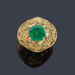 Lote 2182: LUIS GIL<br>Anillo con esmeralda talla oval de aprox. 1,60 ct con cuajado de cuarzos citrinos talla oval.