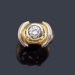 Lote 2188: Anillo con brillante central de aprox. 0,97 ct en montura de oro blanco y amarillo de 18K.