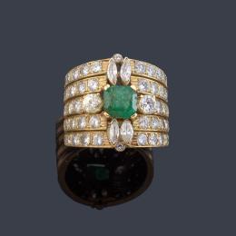 Lote 2196<br>MUNOA<br>Anillo ancho con esmeralda central con bandas de brillantes y cuatro diamantes talla marquís.