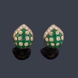 Lote 2199: GRASSY, Madrid<br>Pendientes cortos con brillantes de aprox. 1,60 ct en total engastados en chatón sobre pavé de esmeraldas.