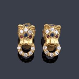 Lote 2210: Pendientes cortos con doble cabeza de pantera con brillantes de aprox. 1,12 ct en total.