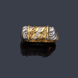 Lote 2213: LUIS GIL<br>Anillo con diseño entorchado con motivo central móvil con brillantes incoloros y fancy yellow en montura de oro gris y amarillo de 18K.