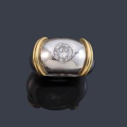 Lote 2214: LUIS GIL<br>Anillo con brillante de aprox. 1,25 ct engastado en chatón, realizado en montura bombé de oro blanco de 18K.<br>Se estima de color H-I y pureza P.