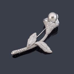 Lote 2220: LUIS GIL<br>Broche en forma de cala con una gran perla de Tahití de aprox. 14,86 mm con diamantes talla brillante y trapecio de aprox. 6,92 ct en total.