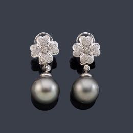 Lote 2222: Pendientes largos con pareja de perlas de Tahití de aprox. 14,01 - 14,56 mm con motivo superior en forma de flor con brillantes.