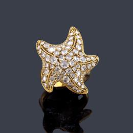 Lote 2226: Anillo con diseño de estrella de mar cuajada de diamantes talla holandesa de aprox. 2,35 ct en total.