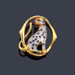 Lote 2229: Broche - colgante con motivo de leopardo con cuajado de brillantes y zafiros.