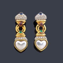 Lote 2233: Pendientes largos con pavé de brillantes de aprox. 0,65 ct en total con rubíes, zafiros y esmeraldas en cabujón, con remate de perla en forma de corazón.