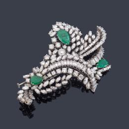 Lote 2234: Broche con diamantes talla brillante, marquís y baguette de aprox. 9,98 ct en total, con tres esmeraldas talla perilla, en montura de oro blanco de 18K.