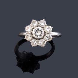 Lote 2236: Anillo con diseño de rosetón con brillantes de aprox. 2,05 ct en total.