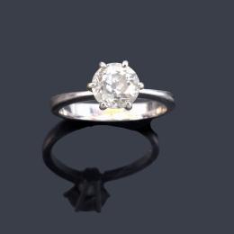 Lote 2237: Anillo con diamante talla antigua de aprox. 1,01 ct en montura de oro blanco de 18K.