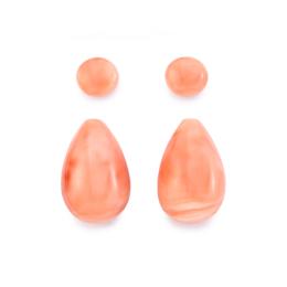 Lote 2262: Lote con dos chupones de coral y pareja de coral talla botón de 10,54 ct.