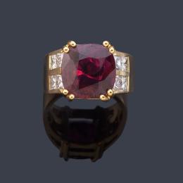 Lote 2279: Anillo con rubí talla 'cushion' de aprox. 4,67 ct con doble banda de diamantes talla princesa en ambos lados de aprox. 1,60 ct en total.