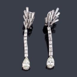 Lote 2281: Pendientes largos con diamantes talla trapecio, baguette y dos perillas de aprox. 8,37 ct en total.