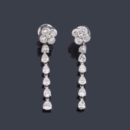 Lote 2287: Pendientes largos con diamantes talla brillante y perilla de aprox. 3,61 ct en total.